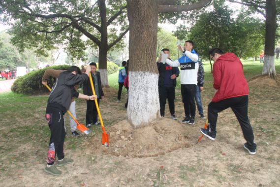 武漢體育中心走進湯湖公園 開展“學雷鋒”樹木認養(yǎng)科普活動(圖2)