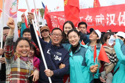 “與軍運(yùn)同行”徒步活動上演“快閃”  武漢體育中心作為企業(yè)代表隊(duì)第一方陣登場(圖1)