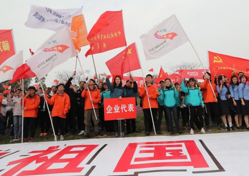 “與軍運(yùn)同行”徒步活動上演“快閃”  武漢體育中心作為企業(yè)代表隊(duì)第一方陣登場(圖2)