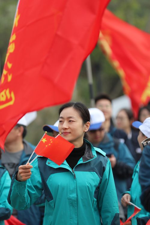 “與軍運(yùn)同行”徒步活動上演“快閃”  武漢體育中心作為企業(yè)代表隊(duì)第一方陣登場(圖10)